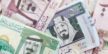 سعر الريال السعودي والدرهم الإماراتي والدينار الكويتي في البنوك.. الجمعة