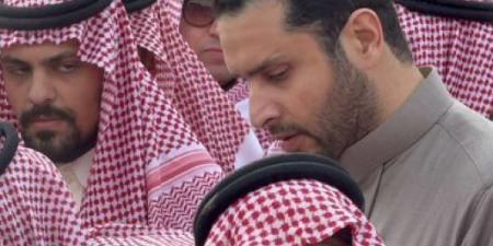 شاهد: تأثر الأمير تركي بن محمد أثناء دفن والده الأمير محمد بن فهد في مقبرة العود