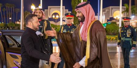 محمد بن سلمان يستقبل زيلينسكي في جدة (صورة)