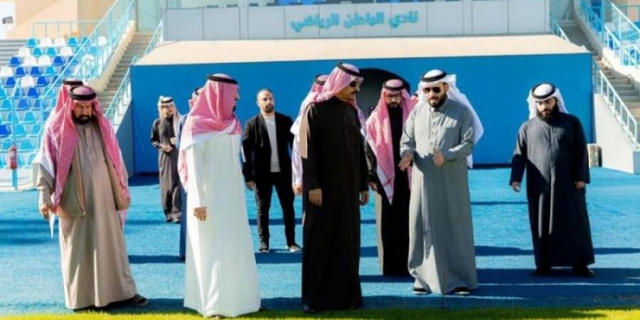 الأمير عبدالرحمن بن عبدالله يتفقد نادي الباطن