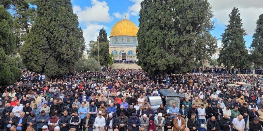 نحو 50 ألف فلسطيني يؤدون صلاة الجمعة بالمسجد الأقصى