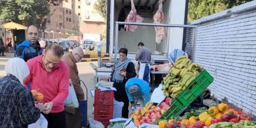 محافظ الجيزة يتابع انتظام فتح سوق اليوم الواحد بإمبابة