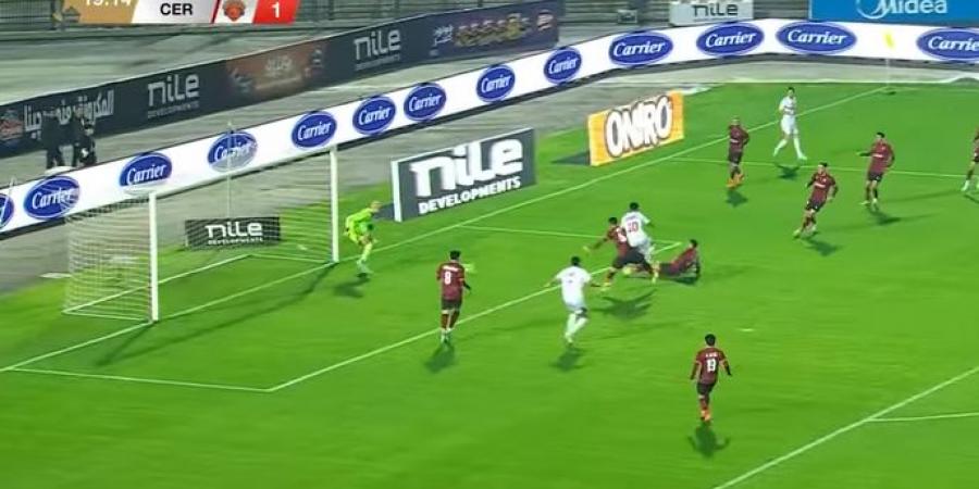 هدف عكسي: محمد عادل لاعب سيراميكا يسجل هدف التعادل في مرماه لصالح الزمالك في الدقيقة 20