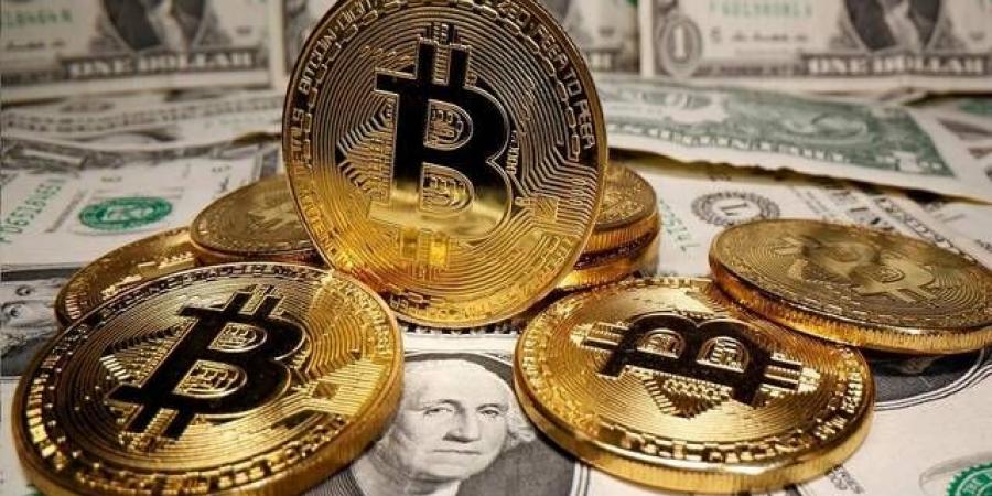 "بيتكوين" تواصل الهبوط وسط تكثيف عمليات البيع