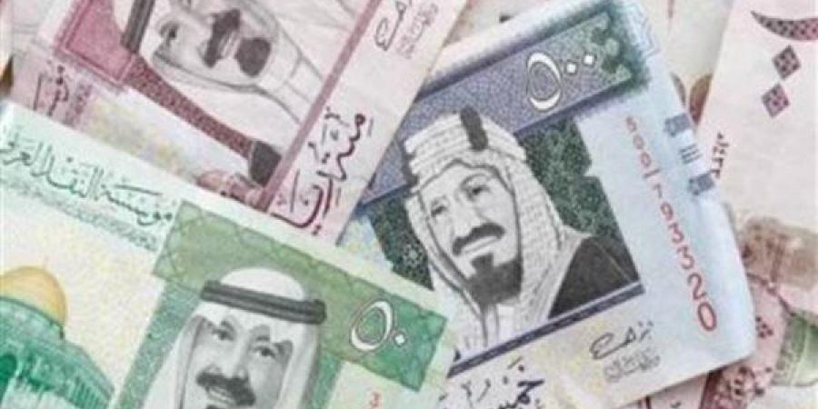 سعر الريال السعودي والدرهم الإماراتي والدينار الكويتي بالبنوك.. الجمعة