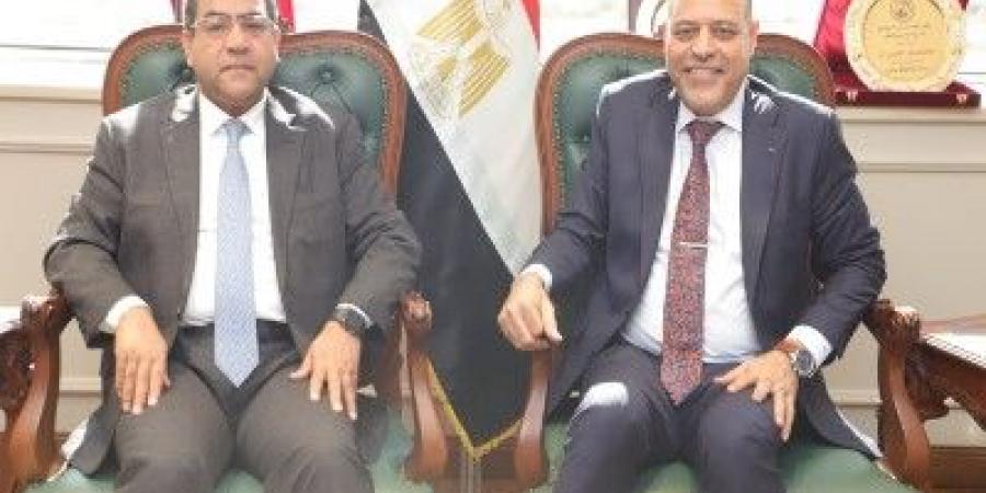 وزير العمل يبحث آليات تنفيذ سد العجز الوظيفي مع رئيس "الجهاز المر