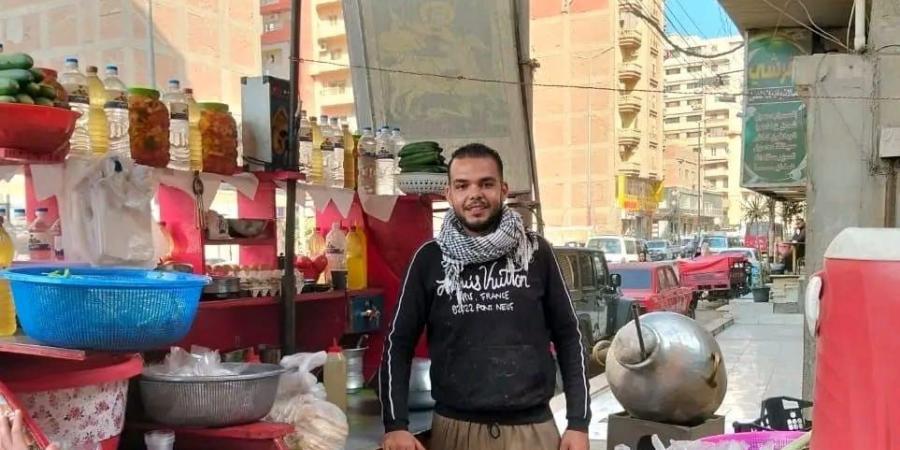 بقالي 20 سنة في المهنة.. «أحمد» أشهر بائع فول بالشرقية: الخبرة سر تميز الفول