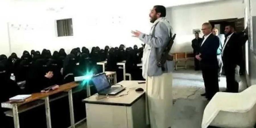 قيادي حوثي يلقي محاضرة بسلاحه أمام الطالبات في جامعة إب