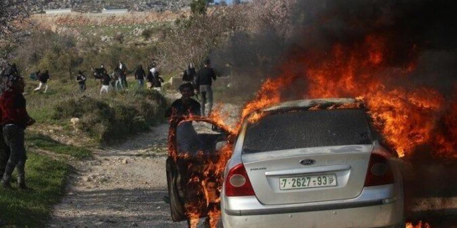 بحماية قوات الاحتلال.. مستوطنون يحرقون مركبات ويهاجمون منازل فلسطينيين ومحلات تجارية