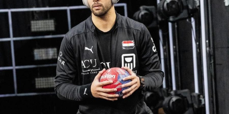 أحمد هشام دودو يدعم منتخب اليد في ربع نهائي بطولة العالم