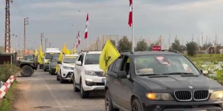 رافعين رايات حزب الله.. الجنوبيون يتحدون قوات الاحتلال ويدخلون إلى بلداهم عند الحدود مع فلسطين